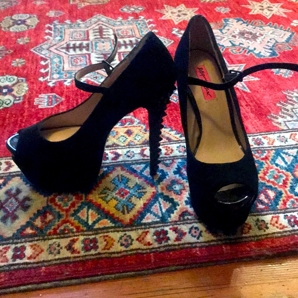 Betsy Johnson pumps with a wicked, unusual heel. So freaking cute! Size 8.